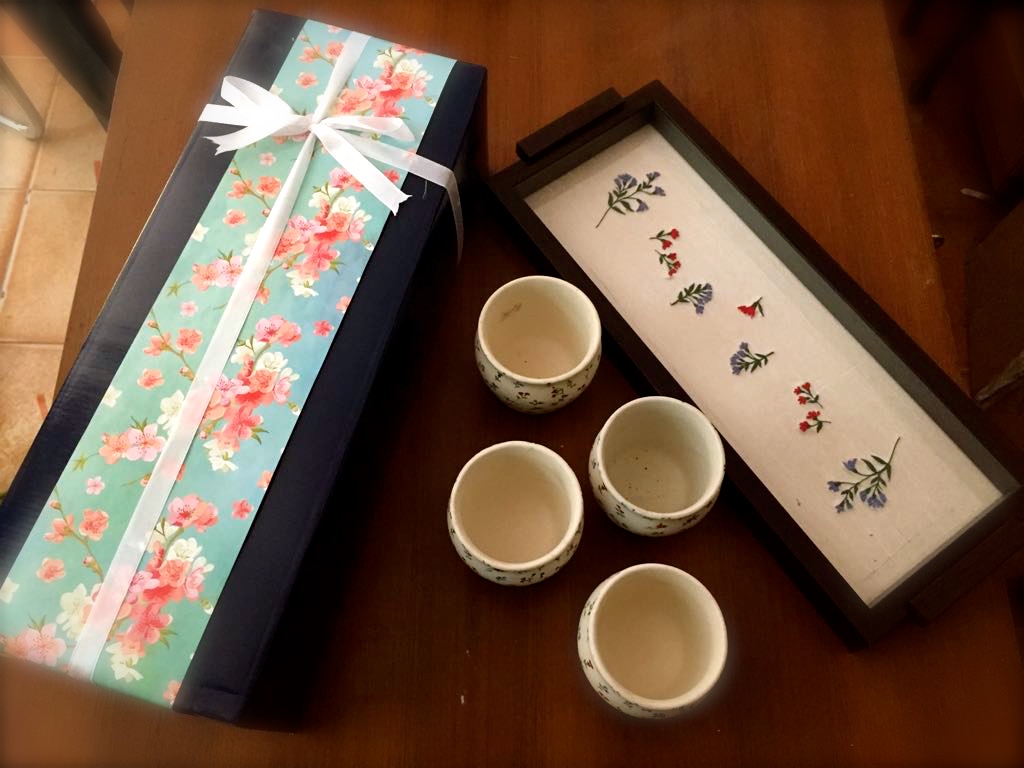 eco-friendly-tea-mugs-with-silk-embroidered-serving-tray-set-of-4